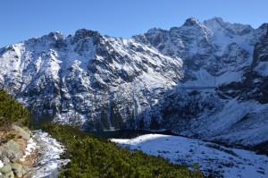Pakeliui į pirmąją viršųnę vienas po kito atsiveria maži kalnų ežerėliai