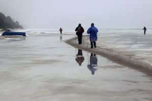 visi ant ledo: kas su lazdomis, kas su pačiūžomis