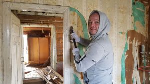 Pirmasis bakstelėjimas į likviduojamą pertvarą