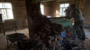 Molio dulkių debesys pasklido po visą patalpą