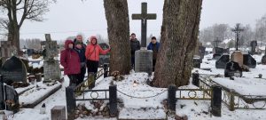 Prie lietuvių poeto, kunigo Antano Vienažindžio kapo