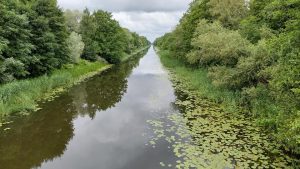 Lyg liniuote karaliaus Vilchelmo kanalo krantai nubrėžti