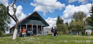 Dalius supažindina moksleivius su Guntaunikų aplinka.