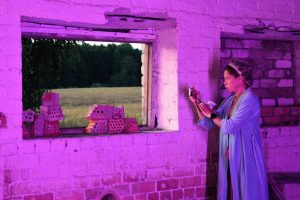 Erdvę papildė gyvi Guntauninkų laukų paveikslai.