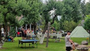 Stalas obelų pavėsy.