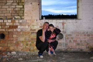 Stilingi svečiai prie gyvo paveikslo.